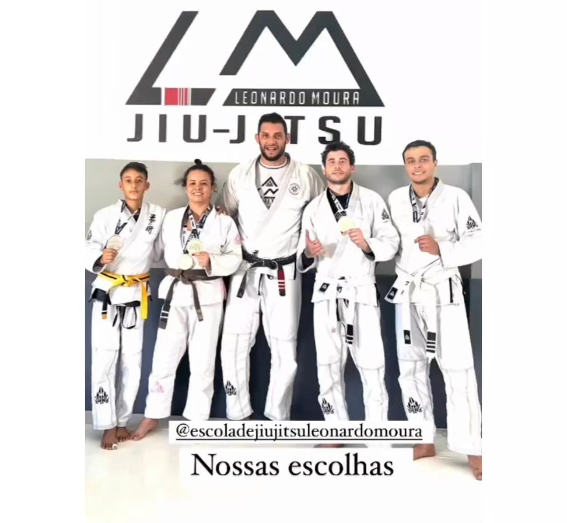 Arthur de Sa (ultimo à dir.) expõe sua medalha na academia Leonardo Moura (Foto/Divulgação)