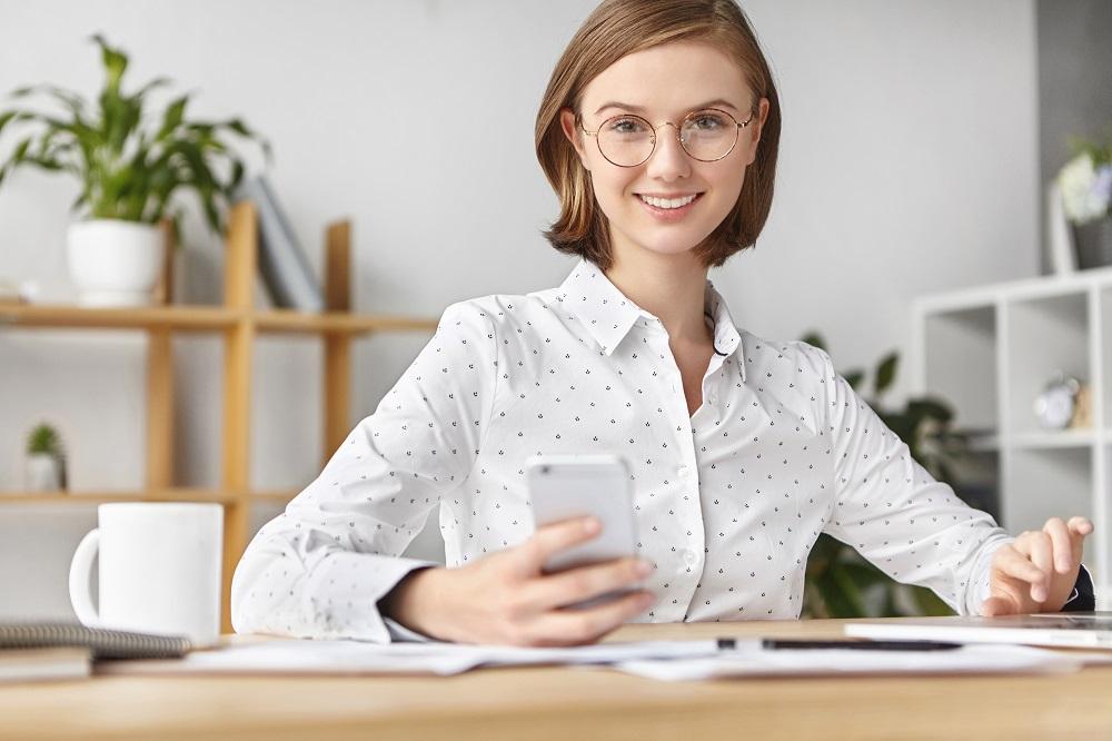Usar o smartphone para entrevistas de emprego é uma prática muito comum em nosso cotidiano, é um recurso valioso para conquistar a vaga desejada (Imagem de wayhomestudio no Freepik)
