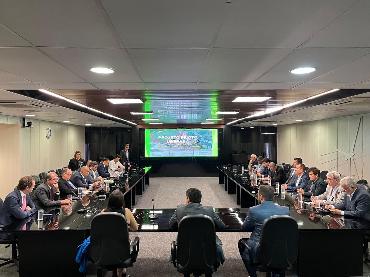 Ex-prefeito Anderson Adauto apresentou o trabalho já realizado junto a empresas e instituições, para trazer força e credibilidade para o projeto-piloto (Foto/Divulgação)