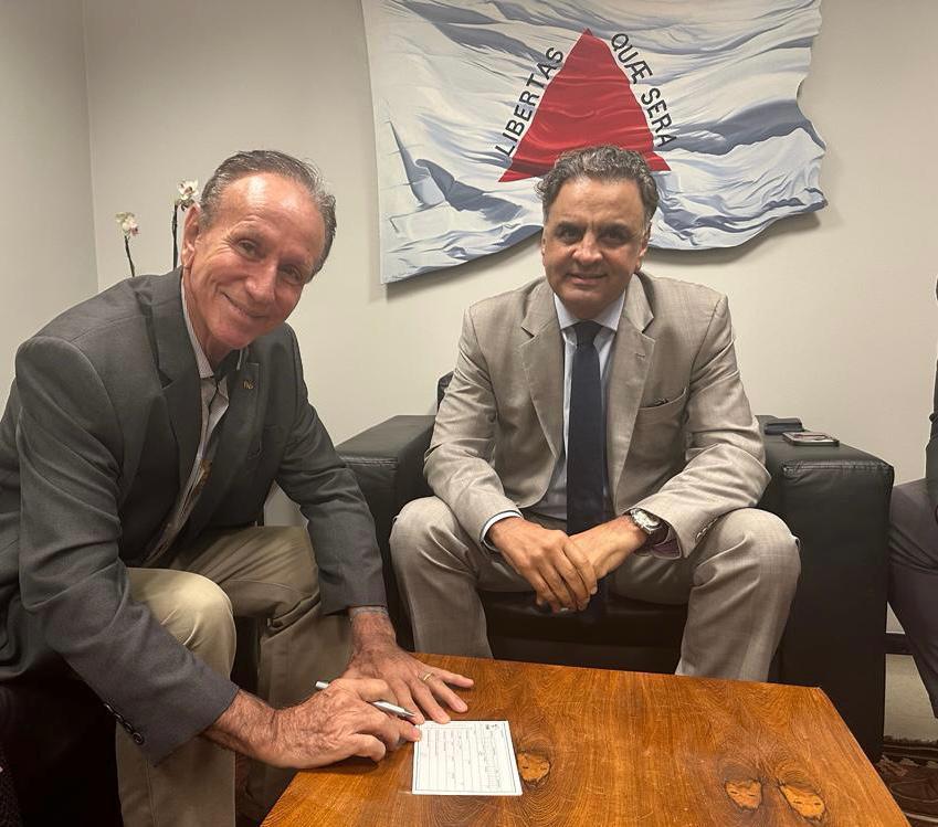 Paulo Piau com o deputado federal Aécio Neves, no momento da assinatura de sua filiação (Foto/Divulgação)