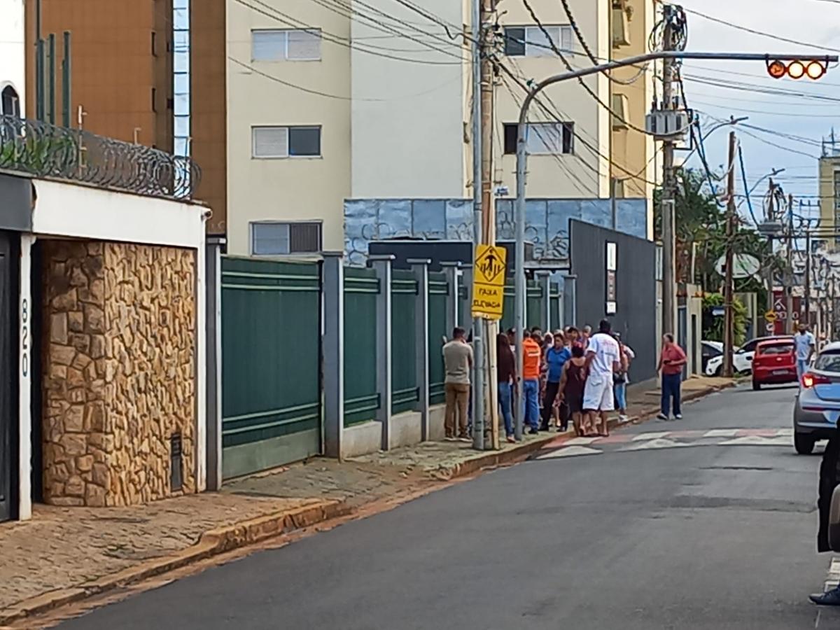 Eleitores aguardaram cerca de 30 minutos até o início da votação (Foto/Leitor JM)