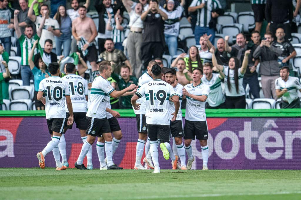 Sob o comando de Slimani, Coritiba derrota o Athletico-PR. (Foto/Gabriel Thá/Coritiba)