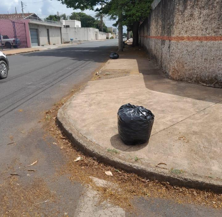 Morador flagra sujeira deixada para trás no Jardim Induberaba (Foto/Divulgação)