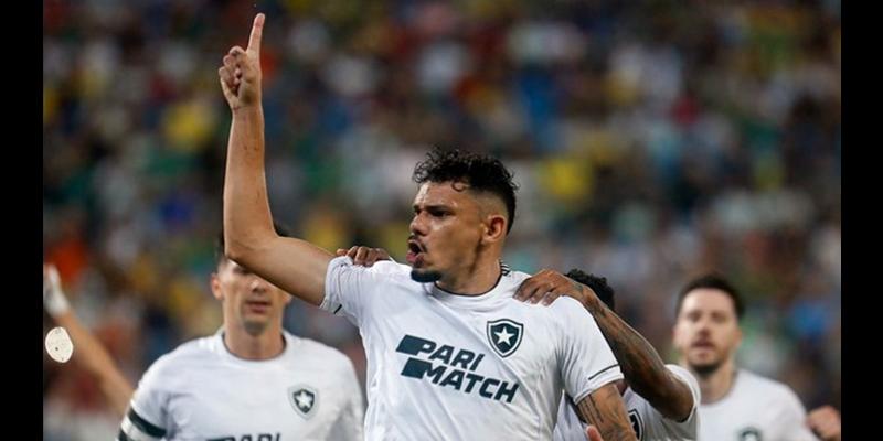 UM GOLAÇO!!! Tiquinho (Foto) tirou o Botafogo do sufoco e jogou a bomba no colo do técnico Bruno Lage. (Foto/Vitor Silva/Botafogo)