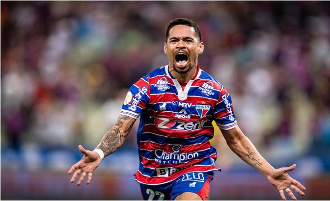 Yago Pikachu fez um dos gols do Fortaleza e comandou a vitória do time tricolor; (Foto/Thiago Gadelha/SVM)