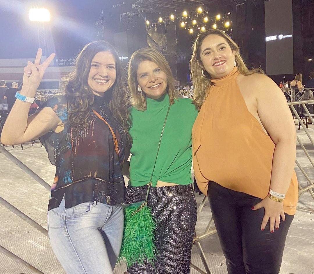 Sempre linda advogada e mestra Andréa Queiroz Fabri mais Sofia Facuri, médica, e Theresa Afonso, também advogada no show de Rod Stewart (Foto/Divulgação)