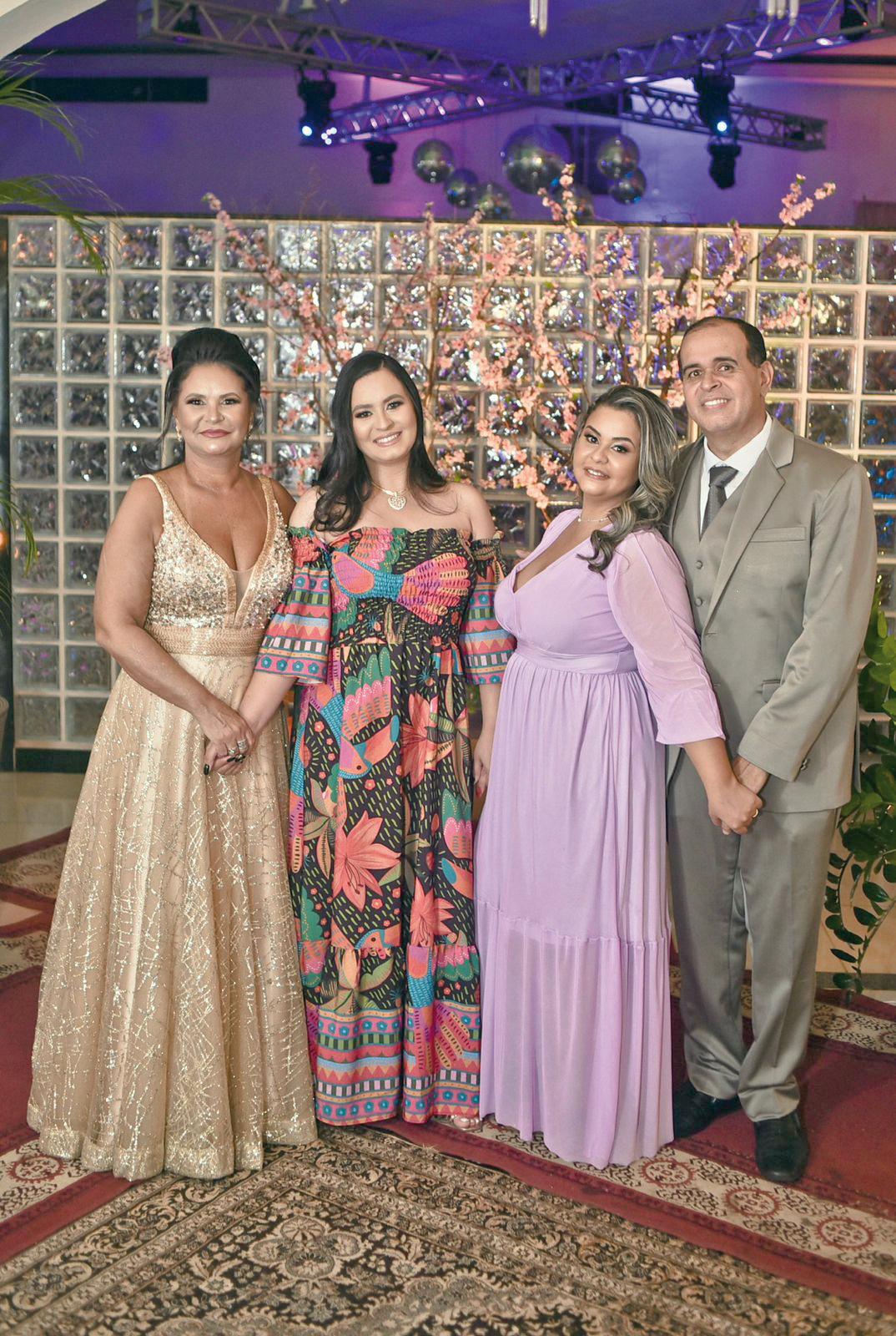 Casal Rosangela e José Geraldo Junior com as filhas Gabriela e Talita (Foto/Divulgação)