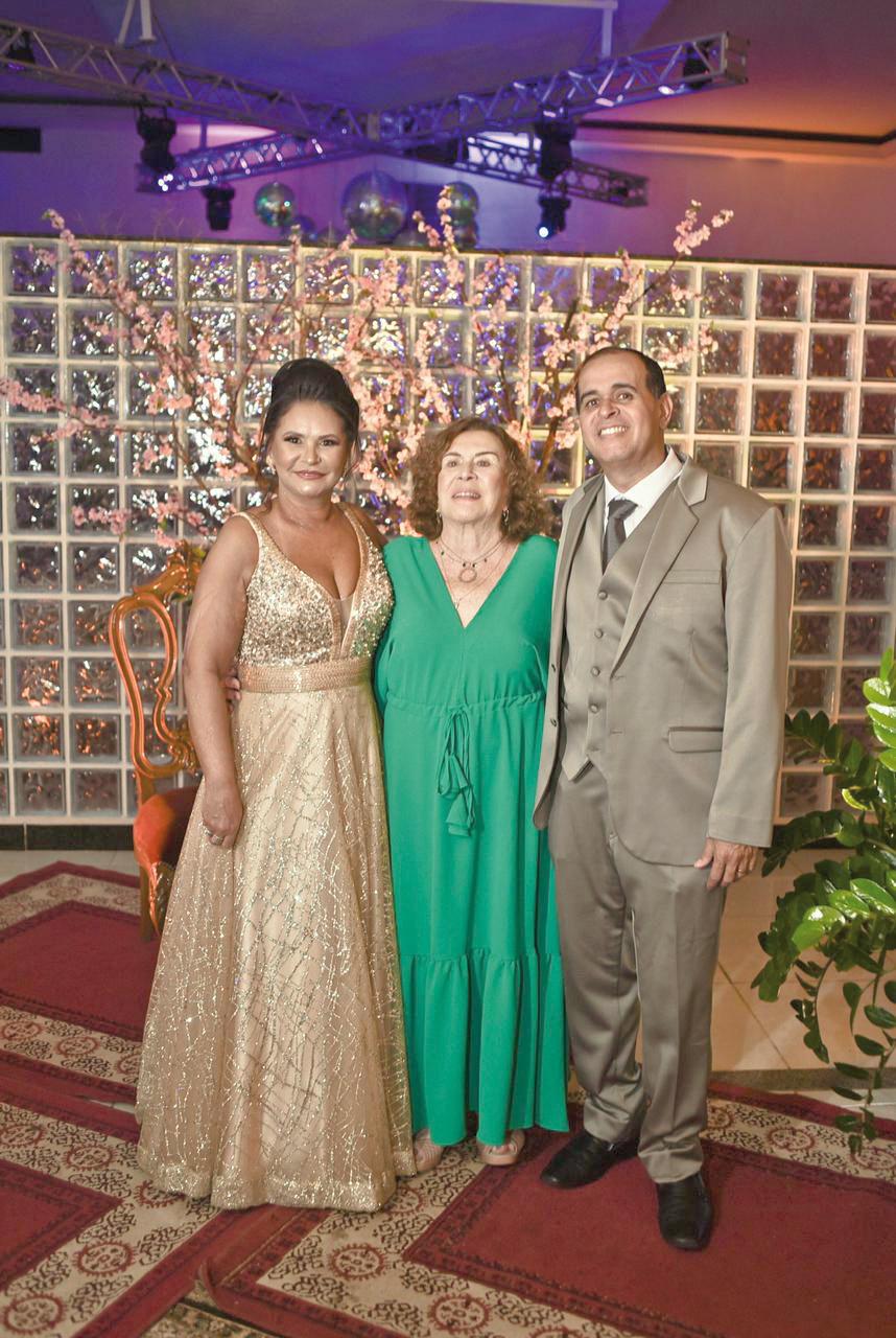 Arahilda Gomes com a nora Rosangela e o filho José Geraldo Júnior nas bodas deles (Foto/Divulgação)