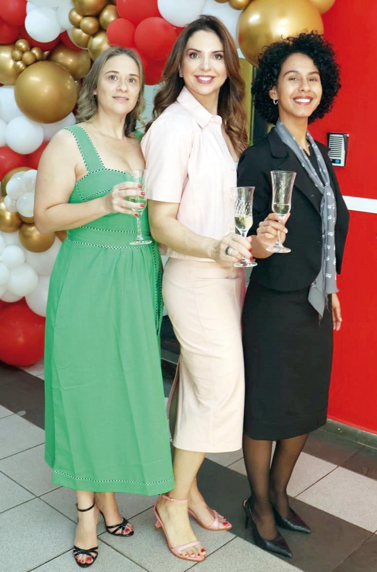 Fonoaudiologas Christiane Godoy, Fabiana Guimarães e Marcela Freitas na comemoração dos 20 anos de sucesso da sua Clínica de Fonoaudiologia em Uberaba. Parabéns! (Foto/Divulgação)