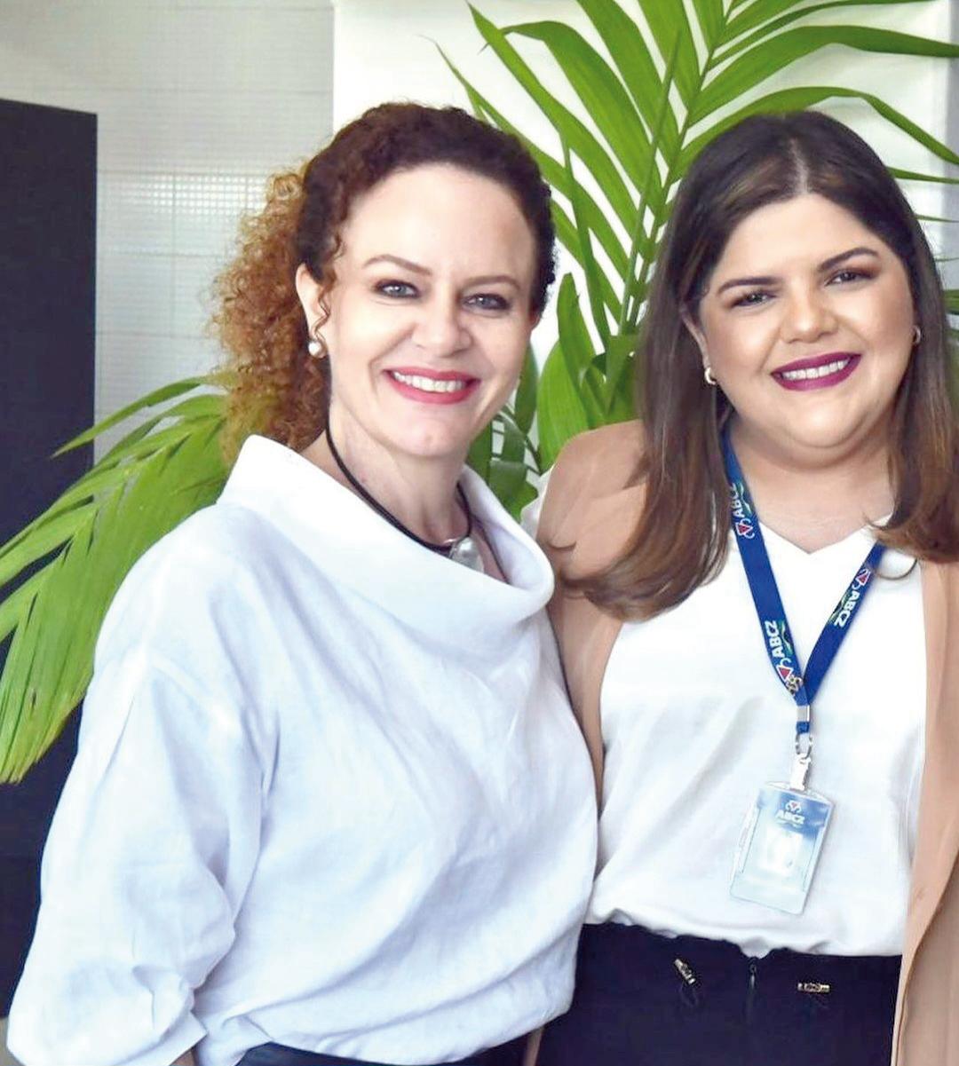 Parceiras no quesito Comunicação da ABCZ, as jornalistas Vaniana Helou e Joyce Rodrigues em plena atividade profissional (Foto/Divulgação)