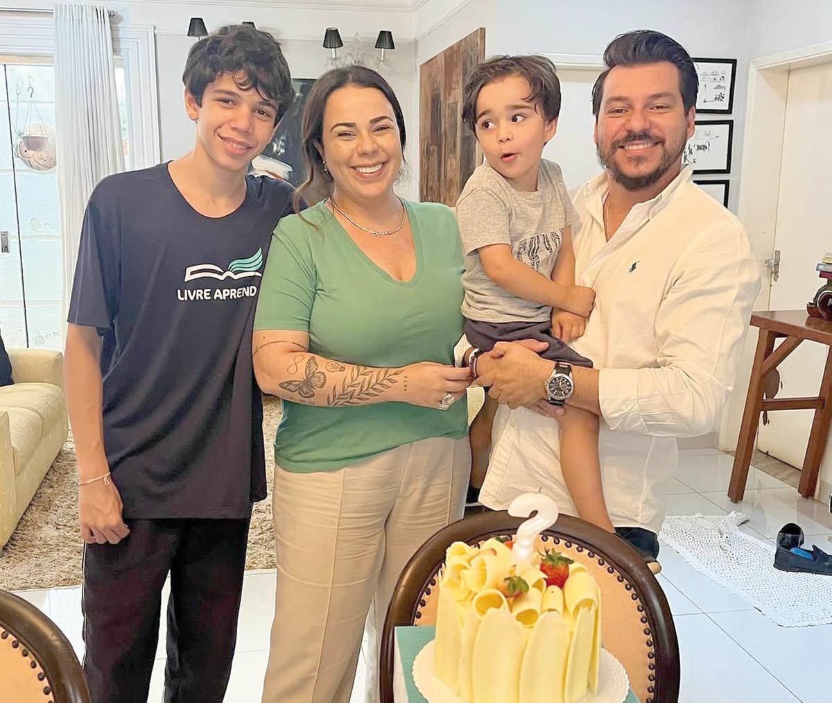 O dinâmico empresário Guilherme Rôso soprou velinhas ontem e comemorou a data com sua família - Natália Marinelli, Kauê e Théo (Foto/Divulgação)