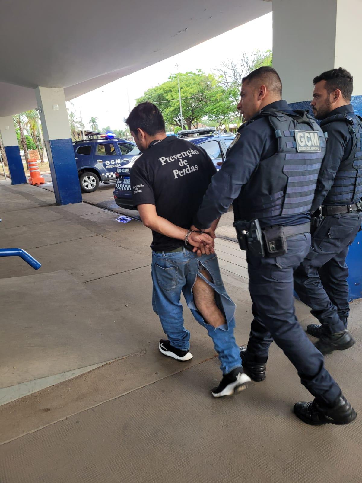 Após diversas tentativas de imobilização, o suspeito foi preso e encaminhado à delegacia (Foto/Divulgação)
