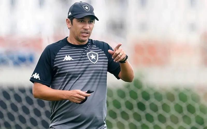 Lúcio Flávio foi a solução caseira encontrada pela diretoria do Botafogo para seguir em frente no Brasileirão. (Foto/Vitor Silva/Botafogo)