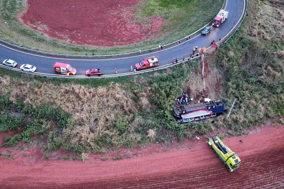 Ônibus caiu em ribanceira de Uberlândia (Foto/Digital Drones)