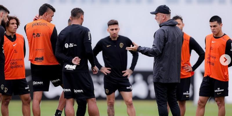 O início do trabalho em campo desta quinta-feira foi com um trabalho de posse de bola em espaço reduzido. (Foto/Instagram/Treinador)