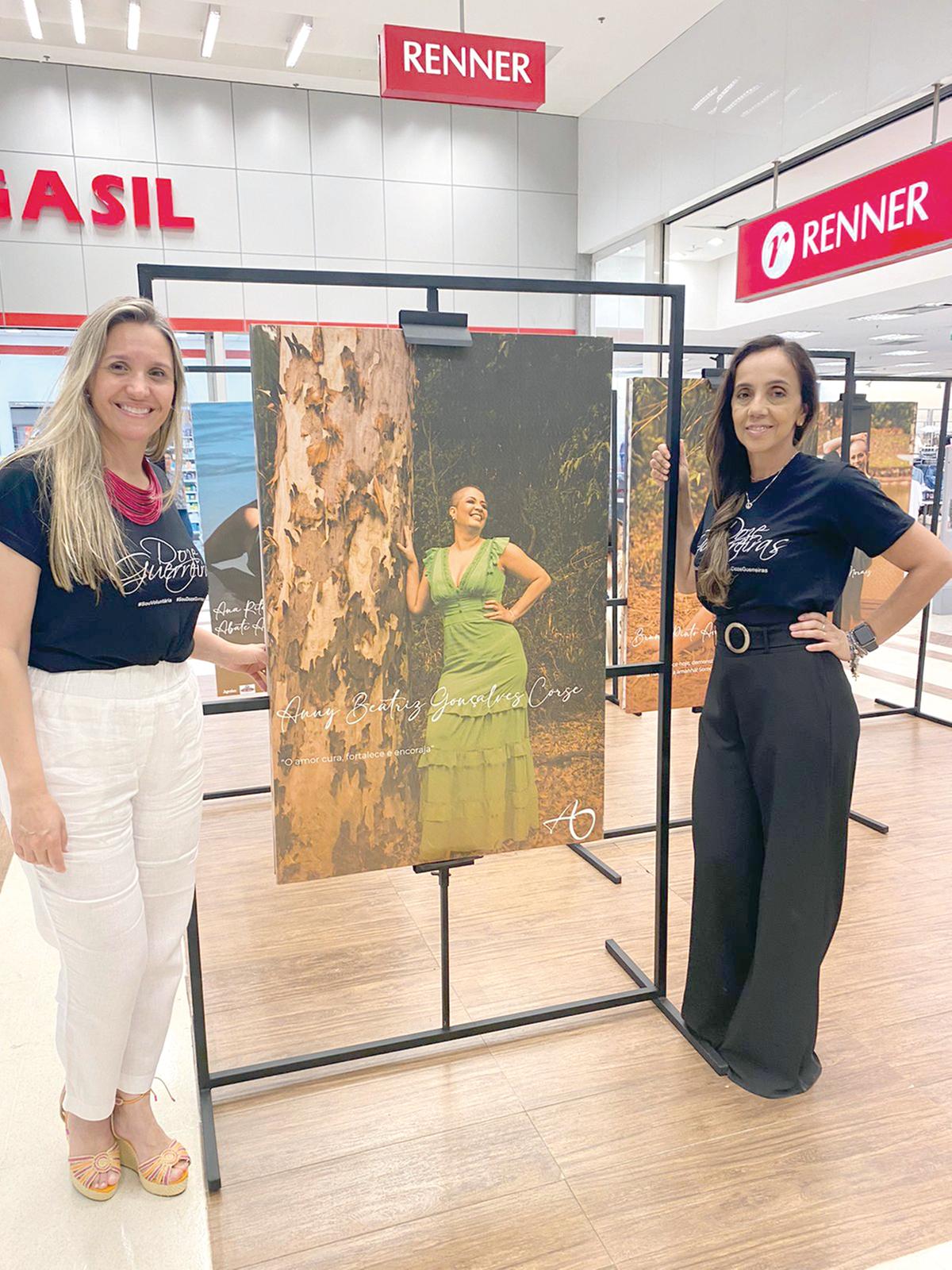 Ana Paula Rodrigues e Viviane Quirino inauguraram nesta quarta-feira, a exposição Doze Guerreiras, que fica de 04 à 20 de outubro no Shopping Uberaba, as duas coordenam os trabalhos da Instituição Doze Guerreira que apoia Mulheres com câncer e neste mês de Outubro tem agenda cheia, afim de conscientizar a todos sobre a importância do auto exame e da prevenção do câncer (Foto/Arquivo Pessoal)