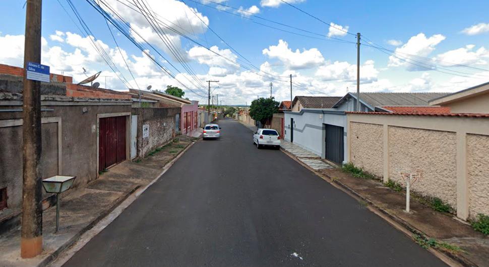 Rua Álvaro Caetano Silva, onde o jovem alega ser alvo de comentários homofóbicos de homem, cuja mãe disse ter problemas mentais (Foto/Google Street View)