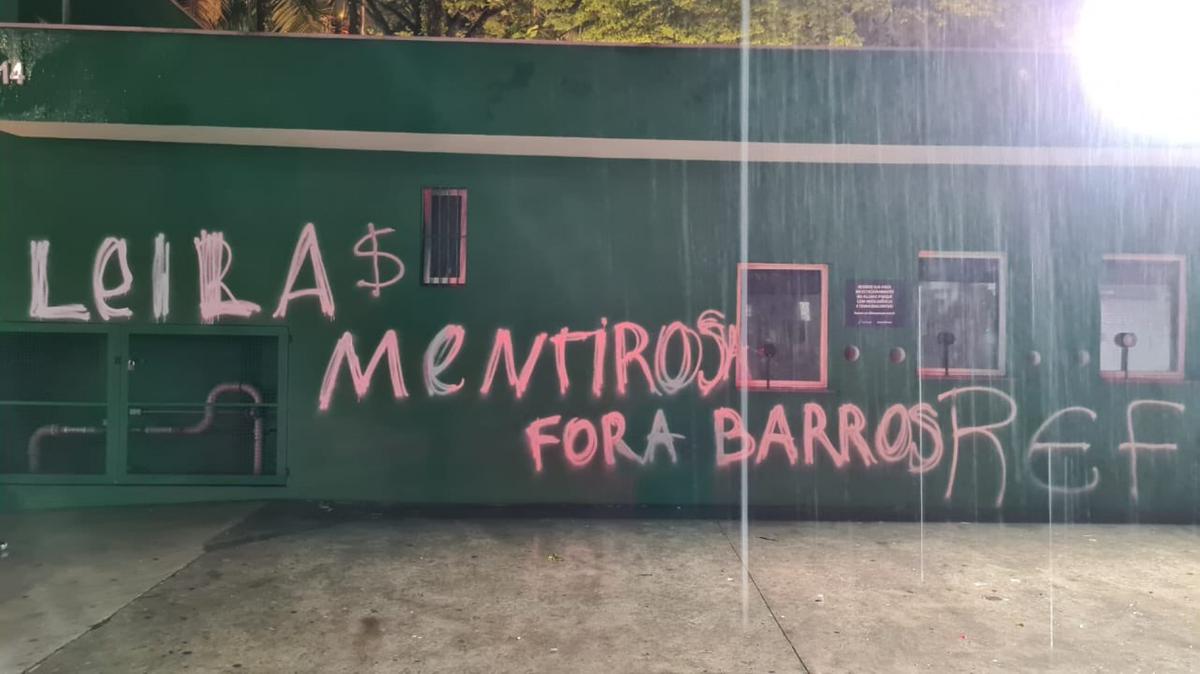 Torcida perdeu a paciência chamando Leila de "mentirosa" e pediu a saída de Anderson Barros, responsável pelas contratações no Palmeiras. (Foto/Reprodução/X@gabrilamorim)