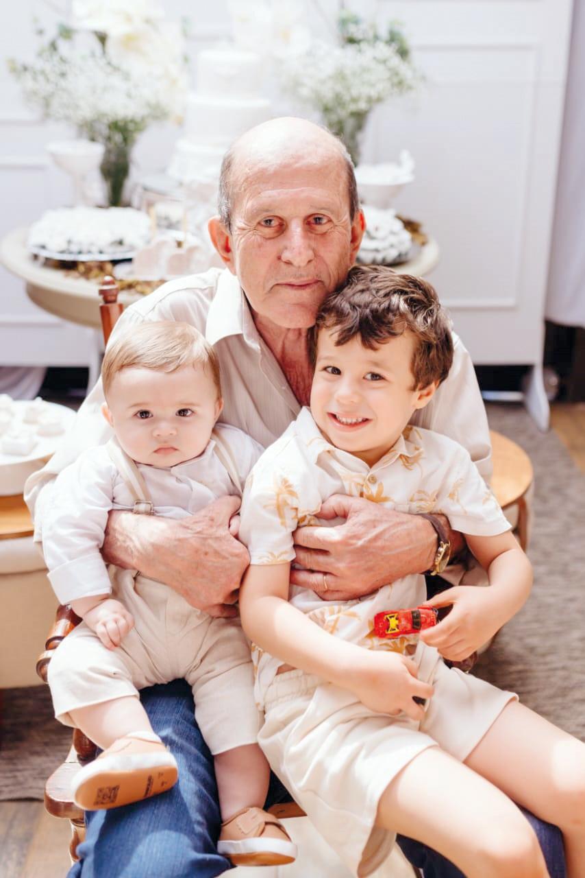 Hoje é dia de festa para o querido José Renato de Araújo, que completa seus bem vividos 70 anos, na foto com os netos, Murilo&nbsp;e&nbsp;Luiz&nbsp;Renato, viva o Sr. José Renato! (Foto/Divulgação)