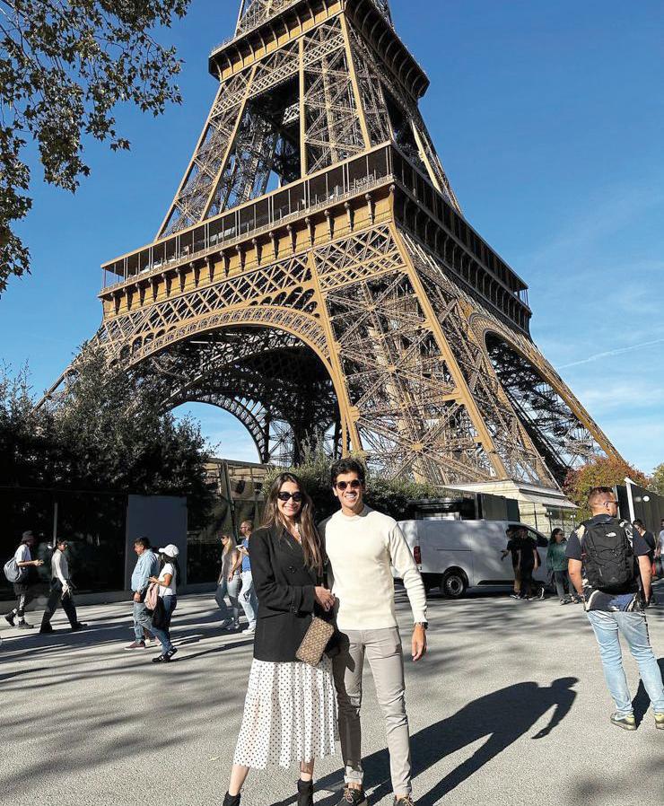 Renata Borges e Gustavo Paiva se rendendo aos encantos de Paris (Foto/Divulgação)