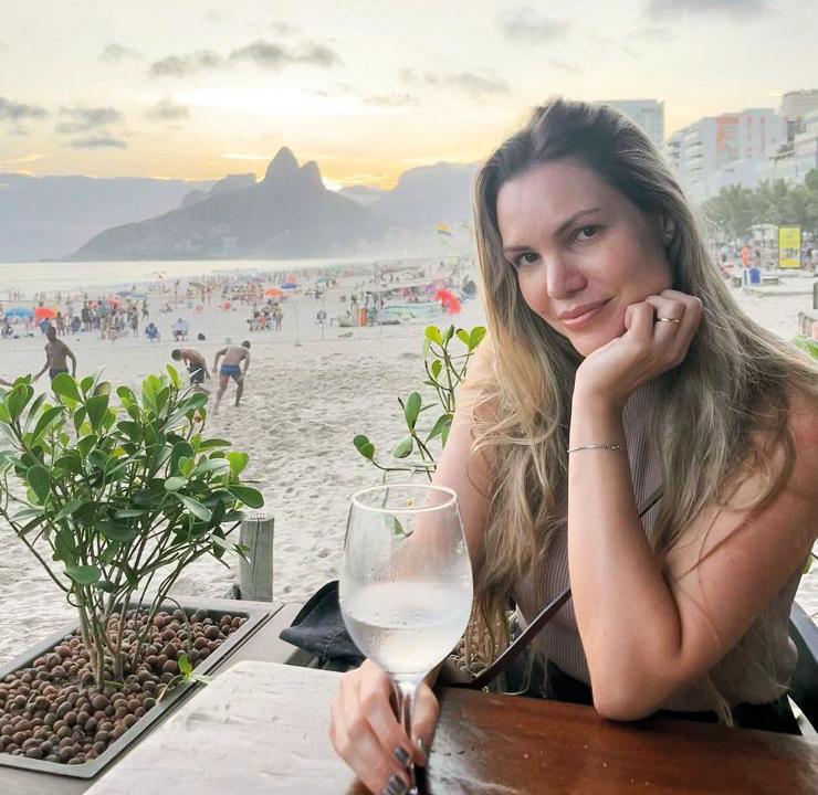 Karla Medeiros Fontoura curtindo um fim de tarde cinematográfico nas areias cariocas (Foto/Divulgação)