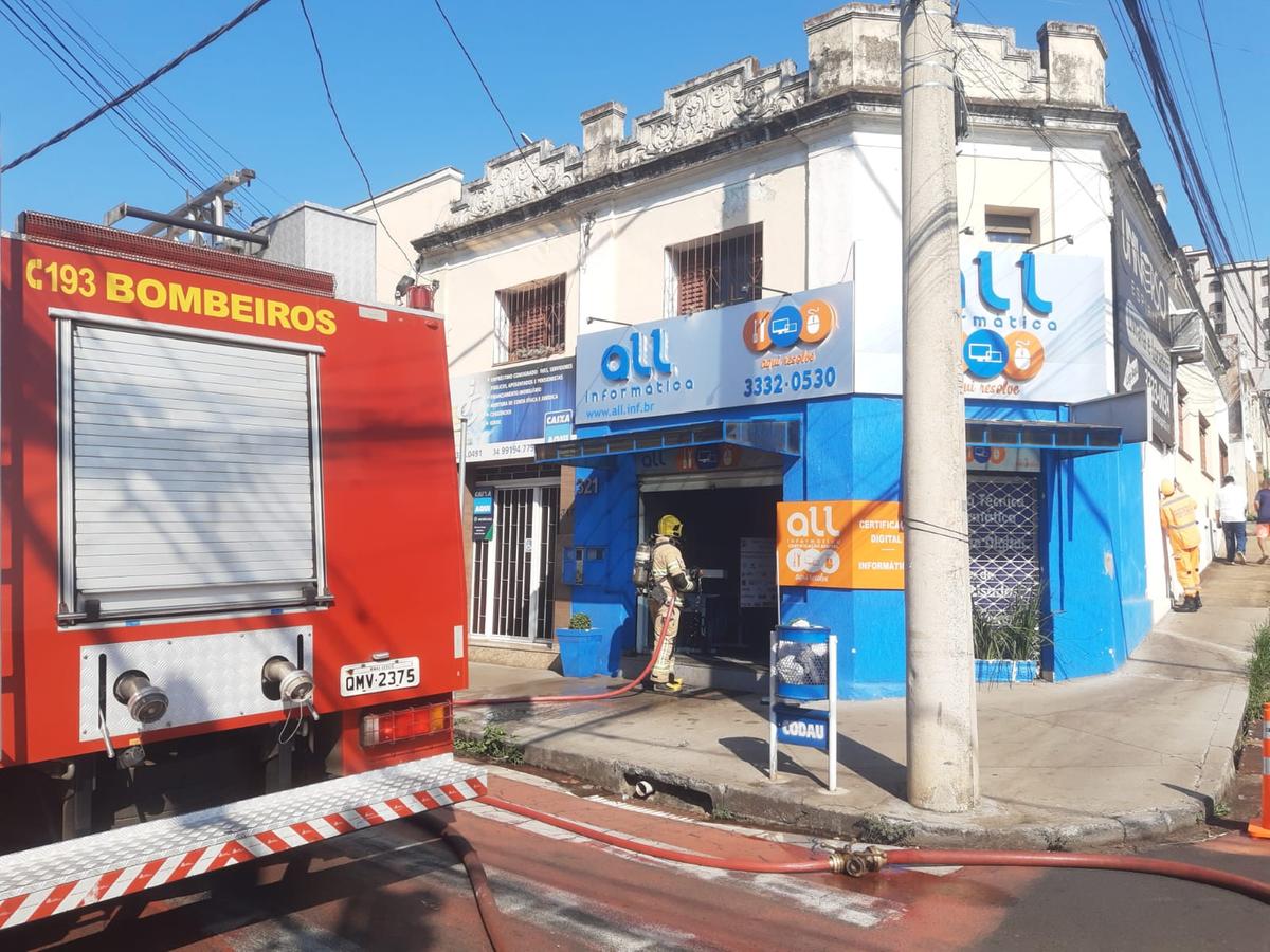 Ocorrência do Corpo de Bombeiros na rua João Pinheiro (Foto/Divulgação)