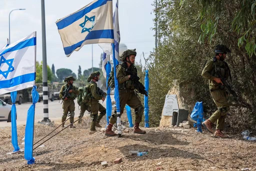 Soldados israelenses patrulham uma área em Kfar Aza, ao sul de Israel, na fronteira com a Faixa de Gaza, em 10 de outubro de 2023 (Foto/Jack Guez/AFP)