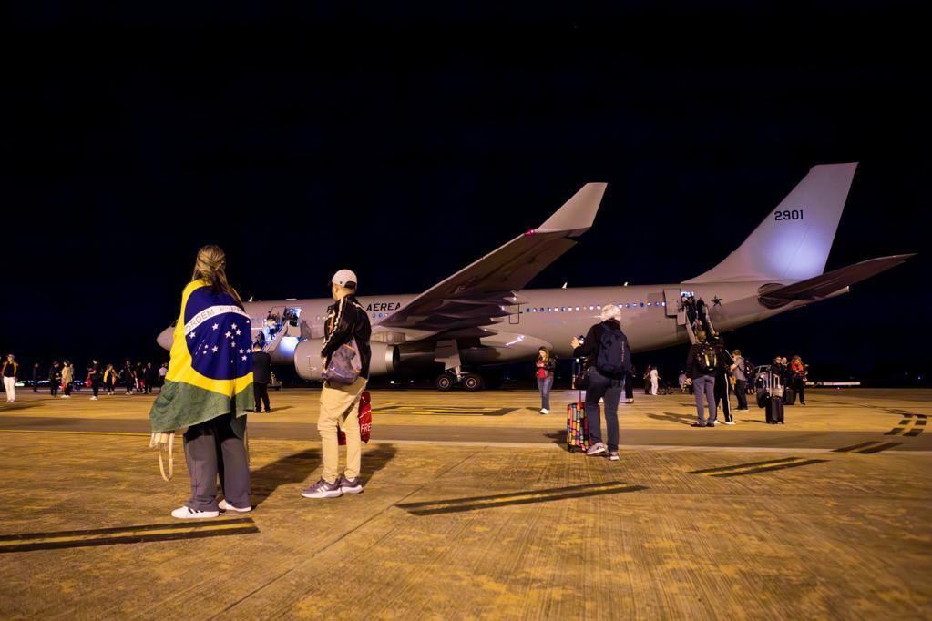 Após cerca de 10 mil km sobrevoados, 211 brasileiros resgatados de Tel Aviv chegaram nesta madrugada na Base Aérea de Brasília (Foto/João Risi/Audiovisual/PR)