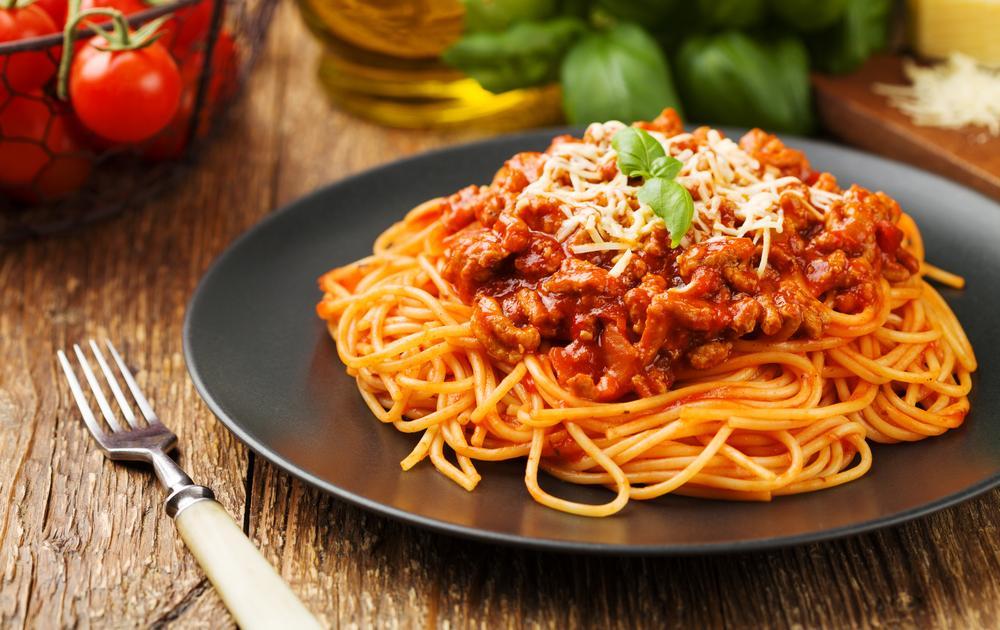 Talvez o de mais simples preparo na lista, o macarrão à bolonhesa é uma boa oportunidade de deixar as crianças participarem do processo de cozinhar (Foto/Ilustrativa/Tudo Gostoso)