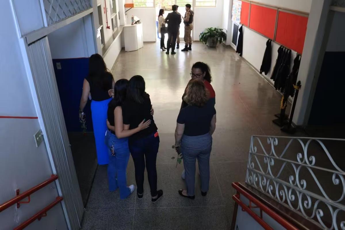 Um dia após ataque, cenário em colégio onde estudavam as vítimas é de consternação e tristeza (Foto/Rodney Costa/O Tempo)