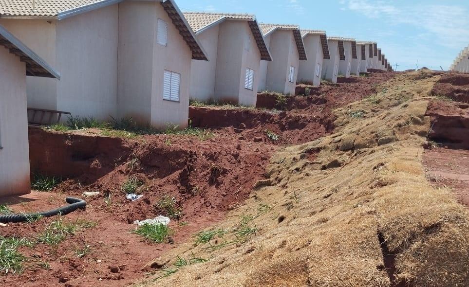 Com terrenos de níveis diferentes e a necessidade de muros, os mutuários encontram dificuldades para a obra (Foto/Arquivo)