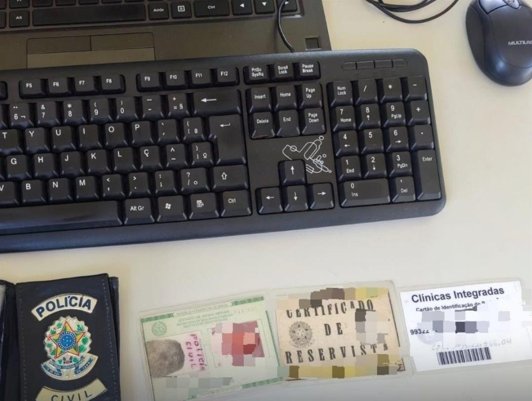 Com o suspeito foram encontrados carteira com escudo da Polícia Civil e documentos com inscrições em vermelho “Polícia Civil” (Foto/Divulgação)