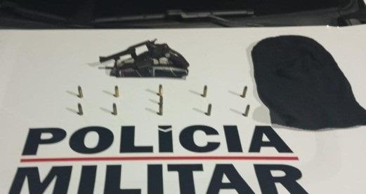 Arma de fogo e munições encontradas em posse do suspeito, já conhecido no meio policial da cidade (Foto/Divulgação)