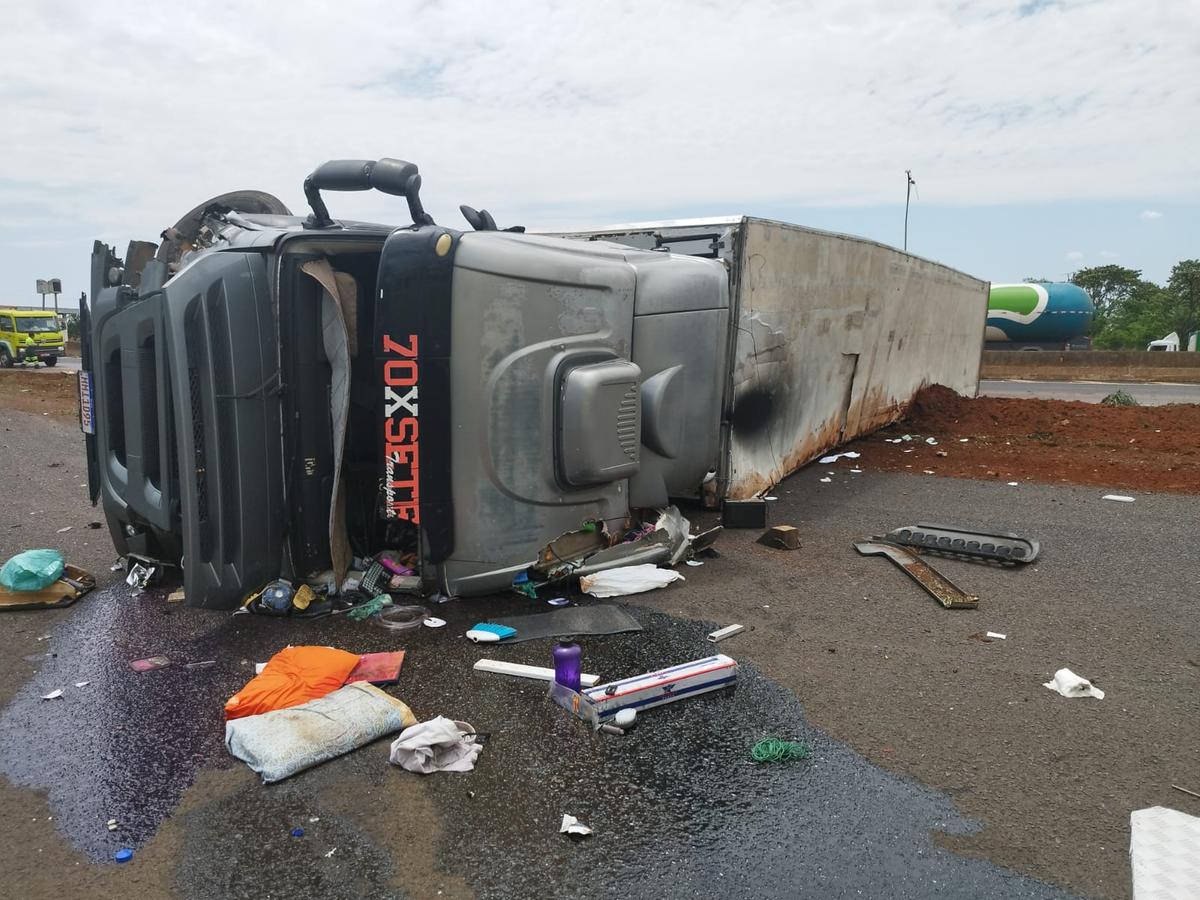 Situação da carreta no acidente registrado em Delta (Foto/Divulgação)