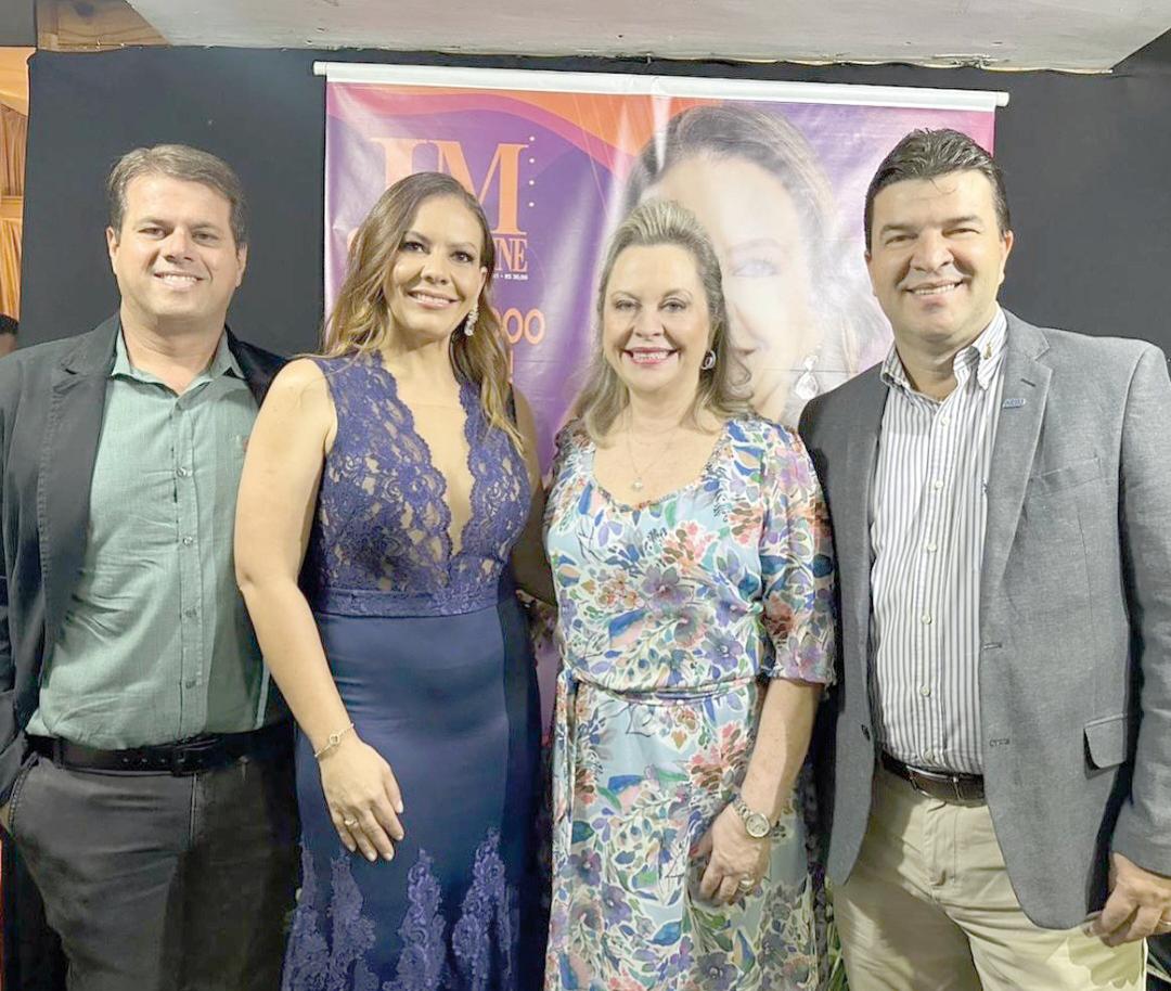 Casal Marcelo Martins e Silvia Resende – ela é a capa da JM Magazine 81 – com a anfitriã Lídia Prata e o presidente da ACIU Anderson Cadima (Foto/Divulgação)