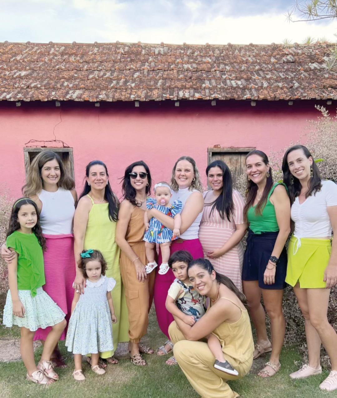 Elenco de amigas de Babi Magela cercando mammy e filha na tarde de chá de berço (Foto/Divulgação)