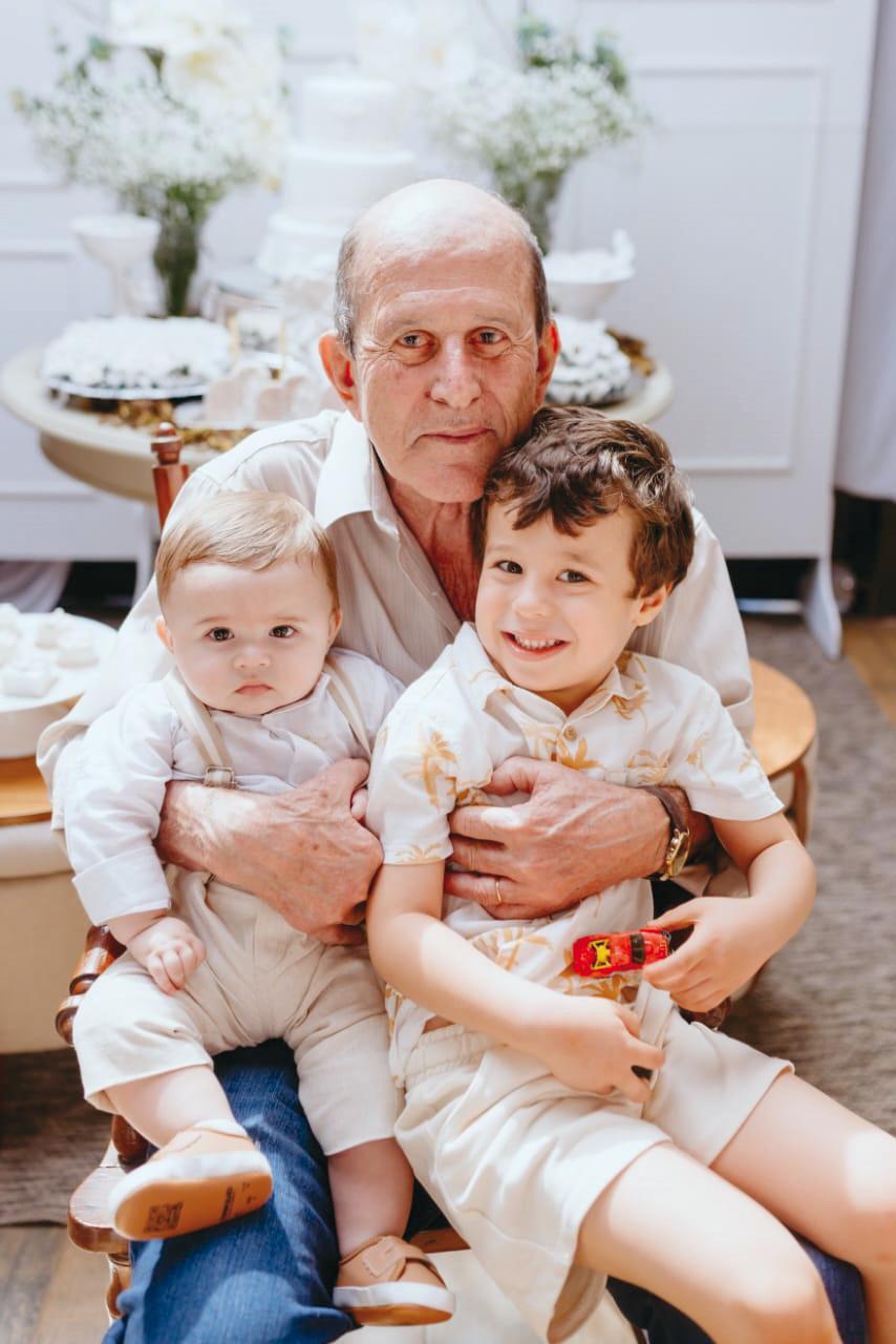 O querido José Renato de Araújo, que completou nesta semana seus bem vividos 70 anos, na foto com os netos, Murilo e Luiz Renato, viva o Sr. José Renato! (Foto/Divulgação)