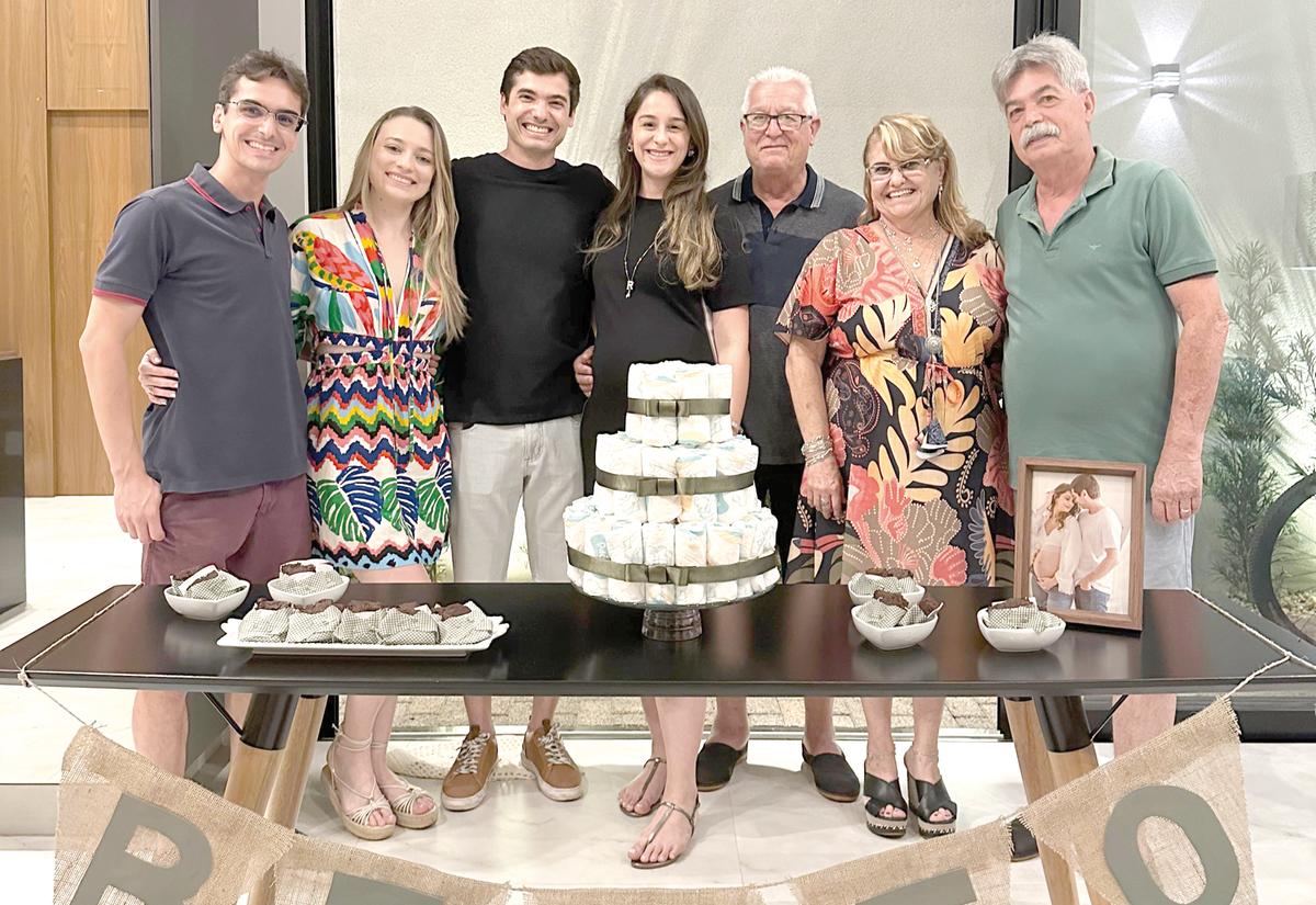 Bento vem aí, para a alegria dos papais, Lucas Falco e Ranna Reis! Na foto, com os tios do pequeno, Luiz Gustavo Falco e Olinda, o avô materno, Mauricio Reis, e os avós paternos, Glaucia Falco e L (Foto/Divulgação)