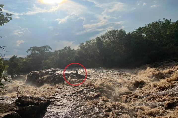 Foto mostra o local onde homem ficou preso após ser arrastado pela tromba d'água (Foto/Bombeiros/Divulgação)
