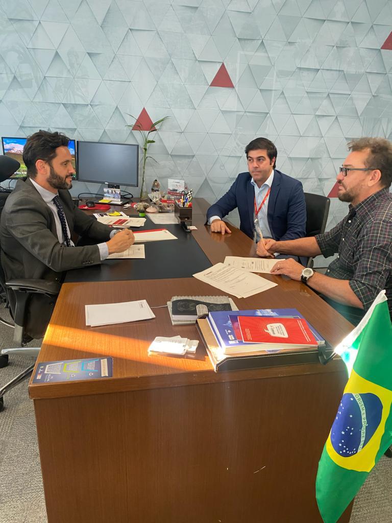 Franco Cartafina com o presidente da Codemge, Thiago Toscano, e o empresário Roberto Balsanufo, que fará investimento de R$40 milhões em área do DI III   (Foto/Divulgação)