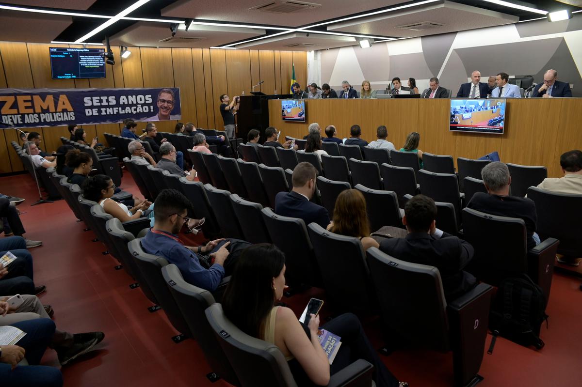 Servidores da Segurança realizaram manifestação durante audiência pública ontem para discutir índice para a categoria e a influência do Regime de Recuperação Fiscal (Foto/Sarah Torres/ALMG)