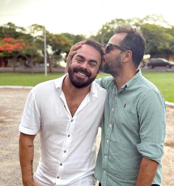 Fim de semana também foi de despedida para o querido e competente Julio Oliveira que se despede da terrinha para alçar novos voos na capital paulista, a foto com o amigo Denis Silva (Foto/Divulgação)