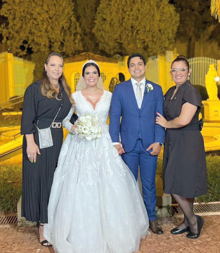 Rafaela Valentim da Costa e Robson de Oliveira Conrado subiram ao altar com comemoração deslumbrante na foto ao lado de Ana Navarro, leia-se Provence Buffet e de Vanessa Santos, responsável pela organização impecável do casamento (Foto/Divulgação)