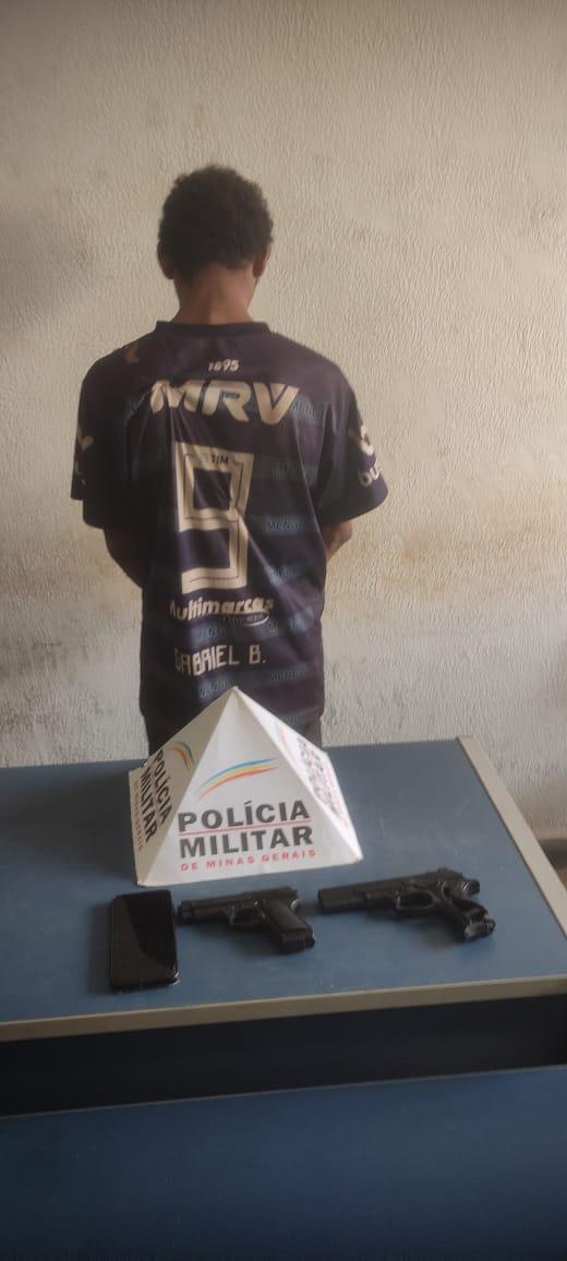 Suspeito preso com réplica de arma de fogo e celular da vítima (Foto/Divulgação)