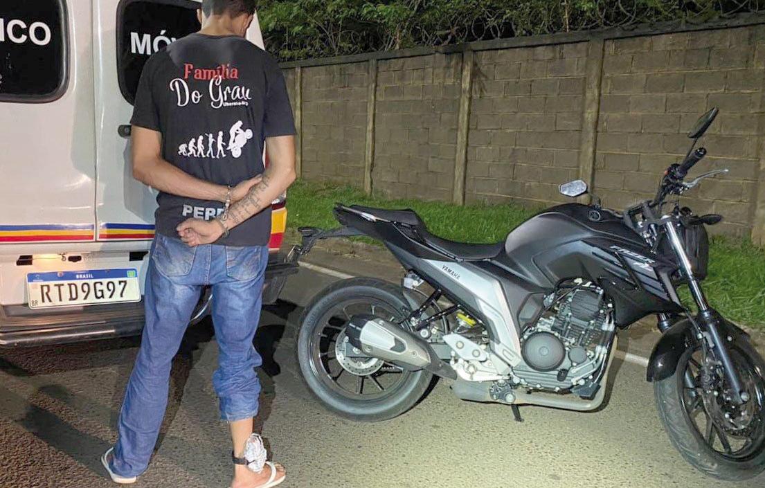 O suspeito, usando tornozeleira, foi localizado na UPA provisória e preso; as motos, roubada e usada no crime, foram apreendidas (Foto/Divulgação)
