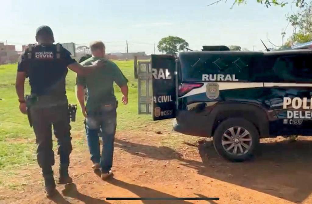 Durante a operação “Sal Amargo”, um dos suspeitos acabou preso em flagrante por manter pássaro em cativeiro (Foto/Divulgação)