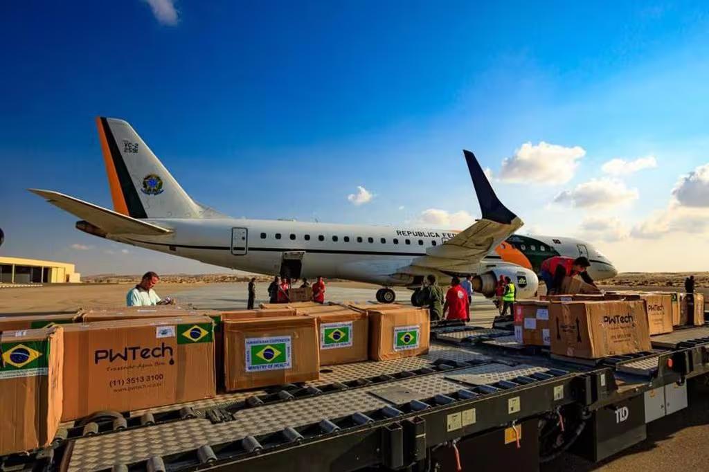 Kits de ajuda humanitária do governo brasileiro são desembarcados em Al-Arish, no Egito, de onde seguirão para Faixa de Gaza (Foto/SO Johnson/FAB)