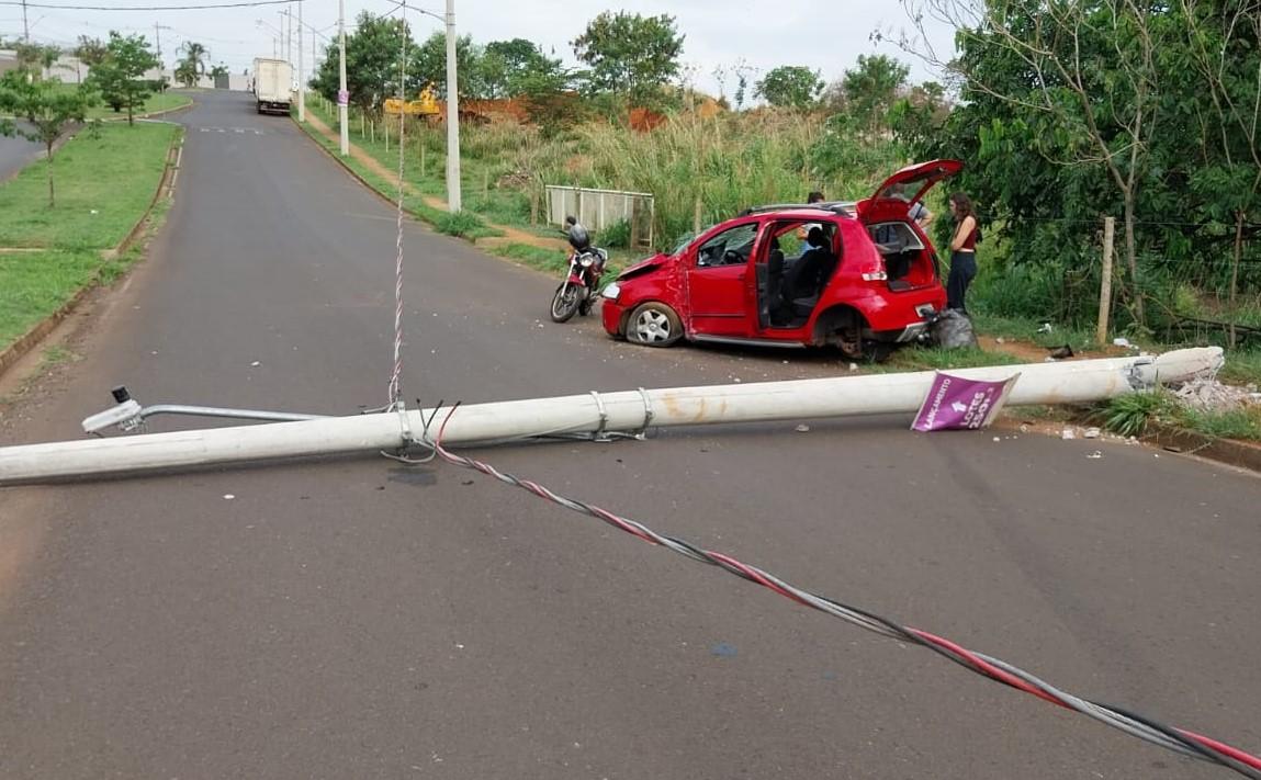 Com a pancada, a frente do carro ficou danificada e o poste quebrou-se e caiu ao solo (Foto/Divulgação)