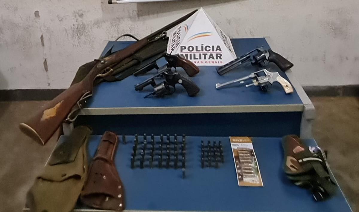 Cinco armas e munições foram apreendidas no interior da casa, localizada em chácara no Jardim Santa Clara (Foto/Divulgação)