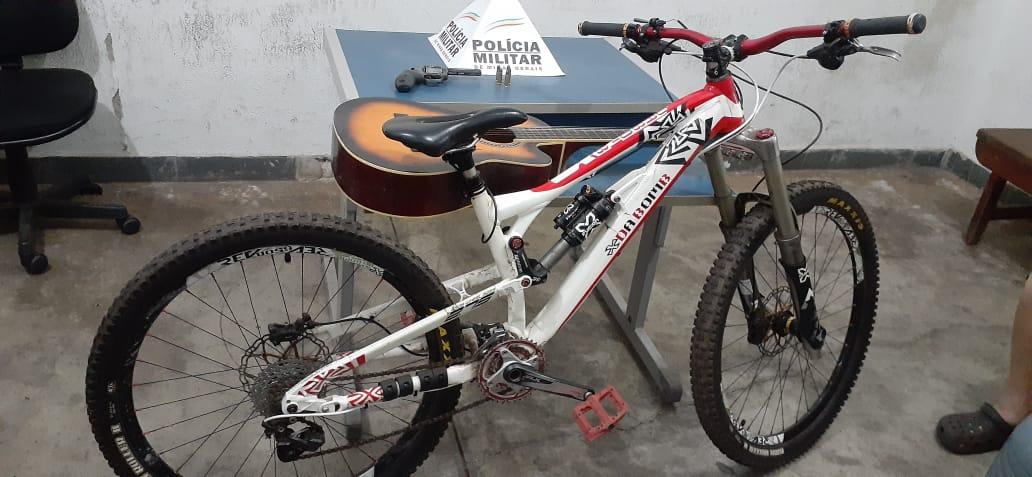 Objetos encontrados com os dois irmãos no Residencial 2000 foram levados com eles para a Delegacia de Polícia (Foto/Divulgação)